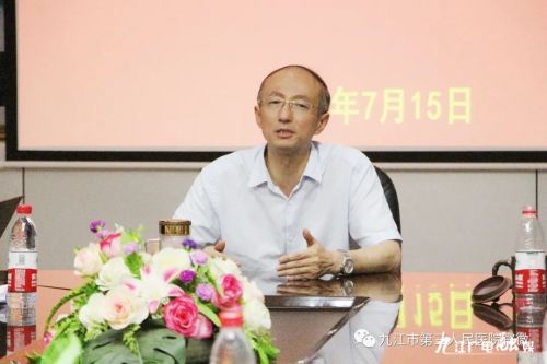 九江市第三人民医院院长龚晓东出席并讲话最后,院长龚晓东强调,一是